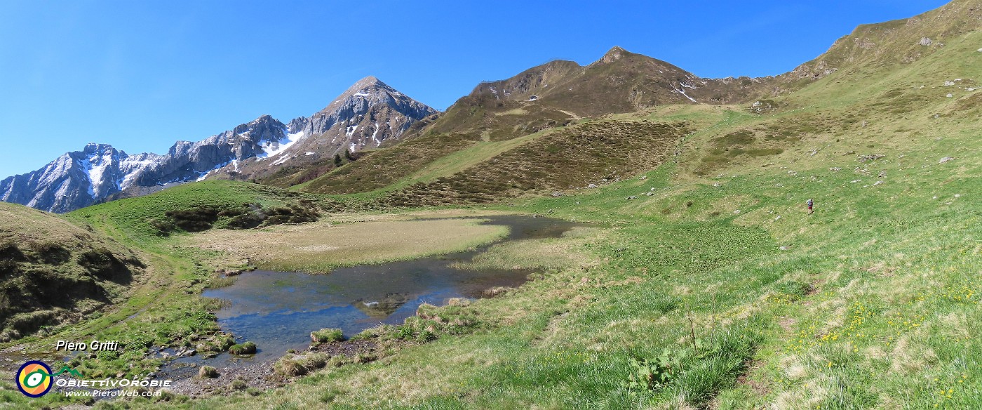 13 Piccolo laghetto in conca dei pratoni con vista in Pegherolo-Cavallo-Siltri.jpg